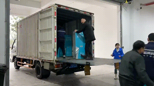 GIF装车.gif